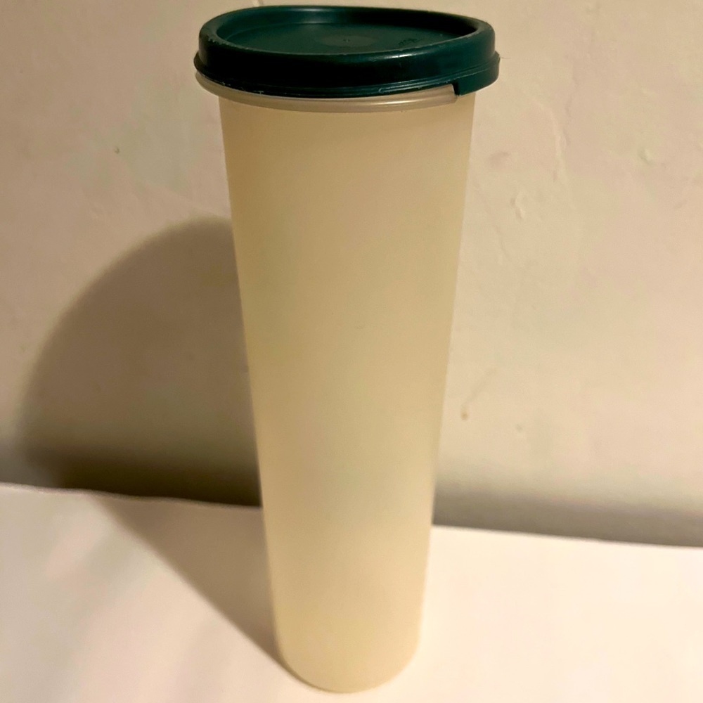 Tupperware 1661-8 Spaghetti Keeper Green Lid 1607-11 Holds 4 3/4 Cups 11 1/2"